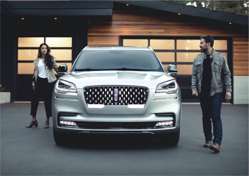 The sparkling grille of the 2023 Lincoln Aviator® Grand Touring model | Eby Lincoln in Goshen IN